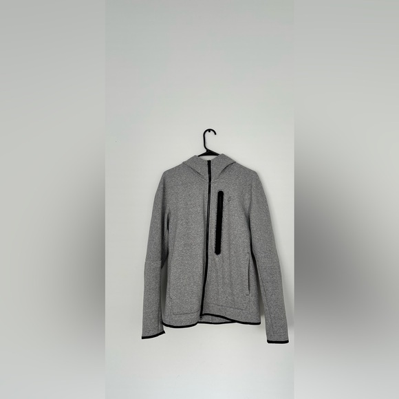 Like New Nike Sportswear Tech Fleece Hoodie Grey Black DR9150 032 - Picture 3 of 9
